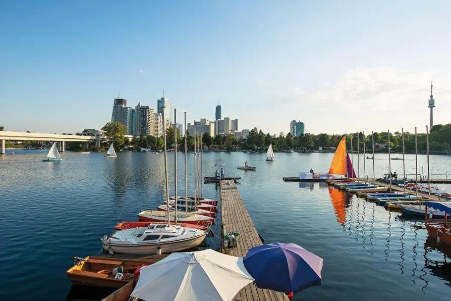 Family Deluxe A Stone Throw From The City Centre And Danube Vienna Exterior photo